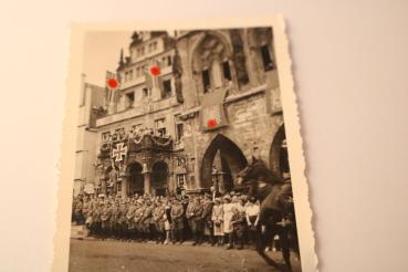 Preview: altes Foto - großer Empfang - Gebäude - Fahnen  - Ort ? großes Eisernes Kreuz am Eingang